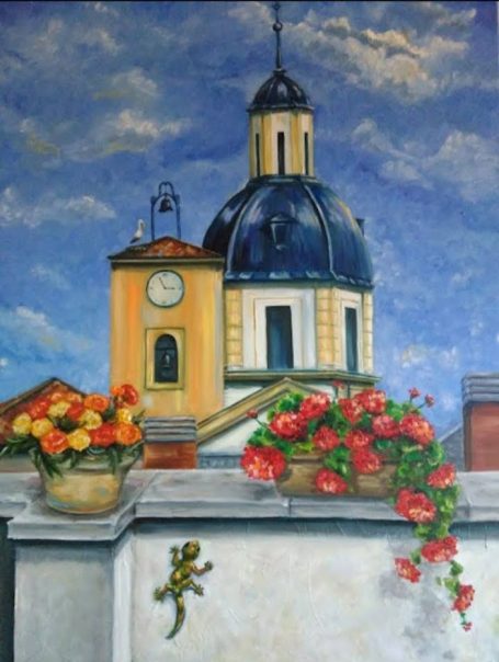 Vista de un edificio con cúpula, flores en macetas y cielo azul.